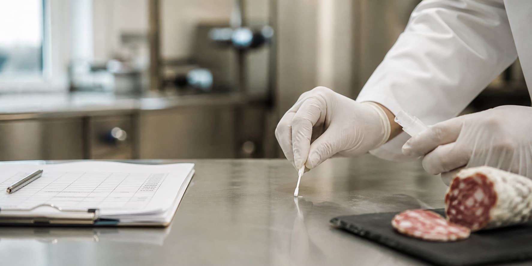 Prélèvement de contrôle sur une surface dans un atelier agroalimentaire
